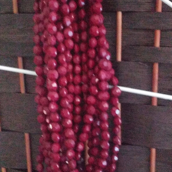 Necklace burgundy in color - Picture 2 of 3